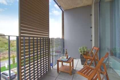 balkon z meblami ogrodowymi