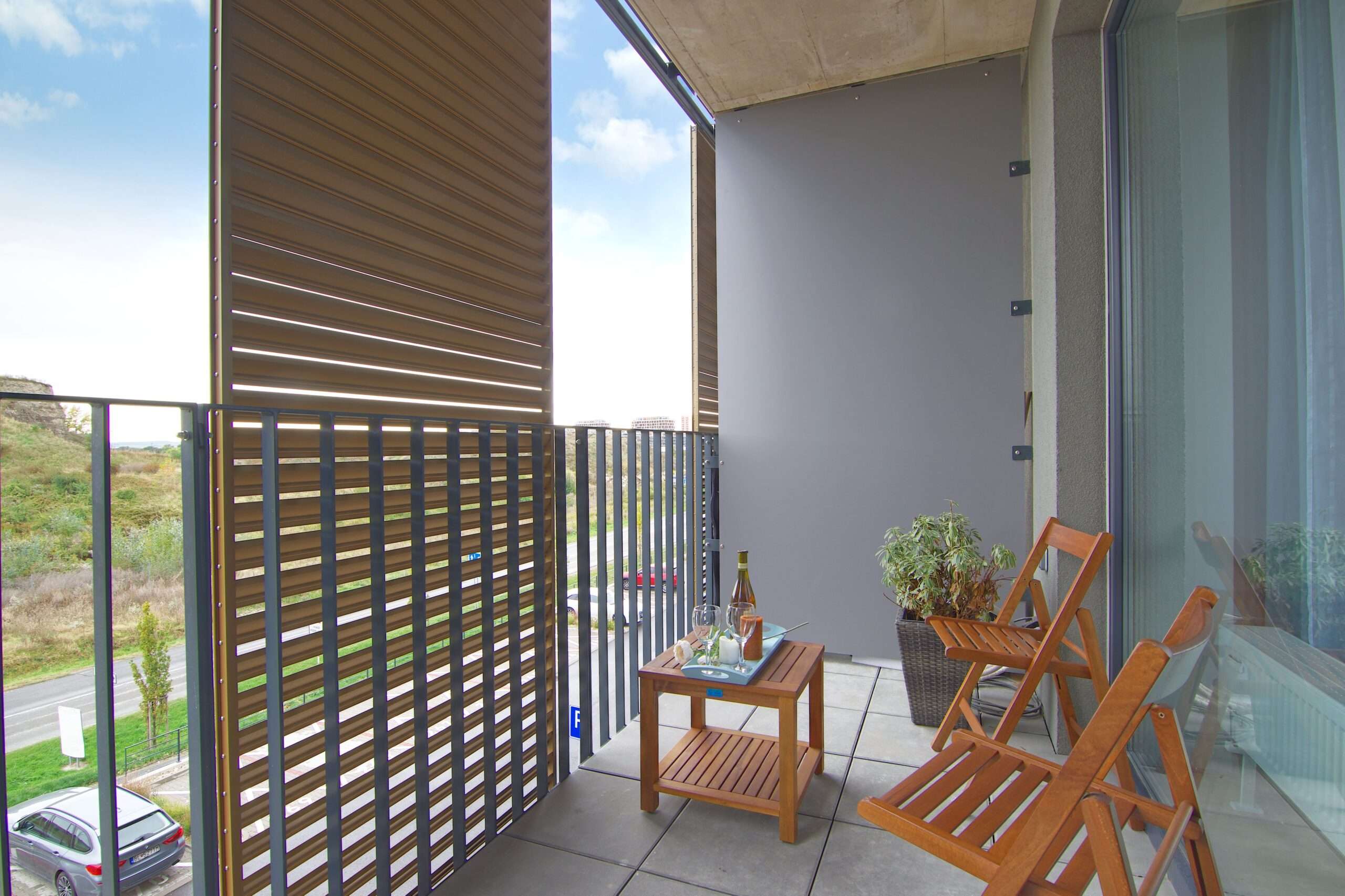 balkon z meblami ogrodowymi