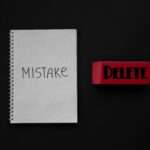 notes z napisem "MISTAKE", obok napis "delete"