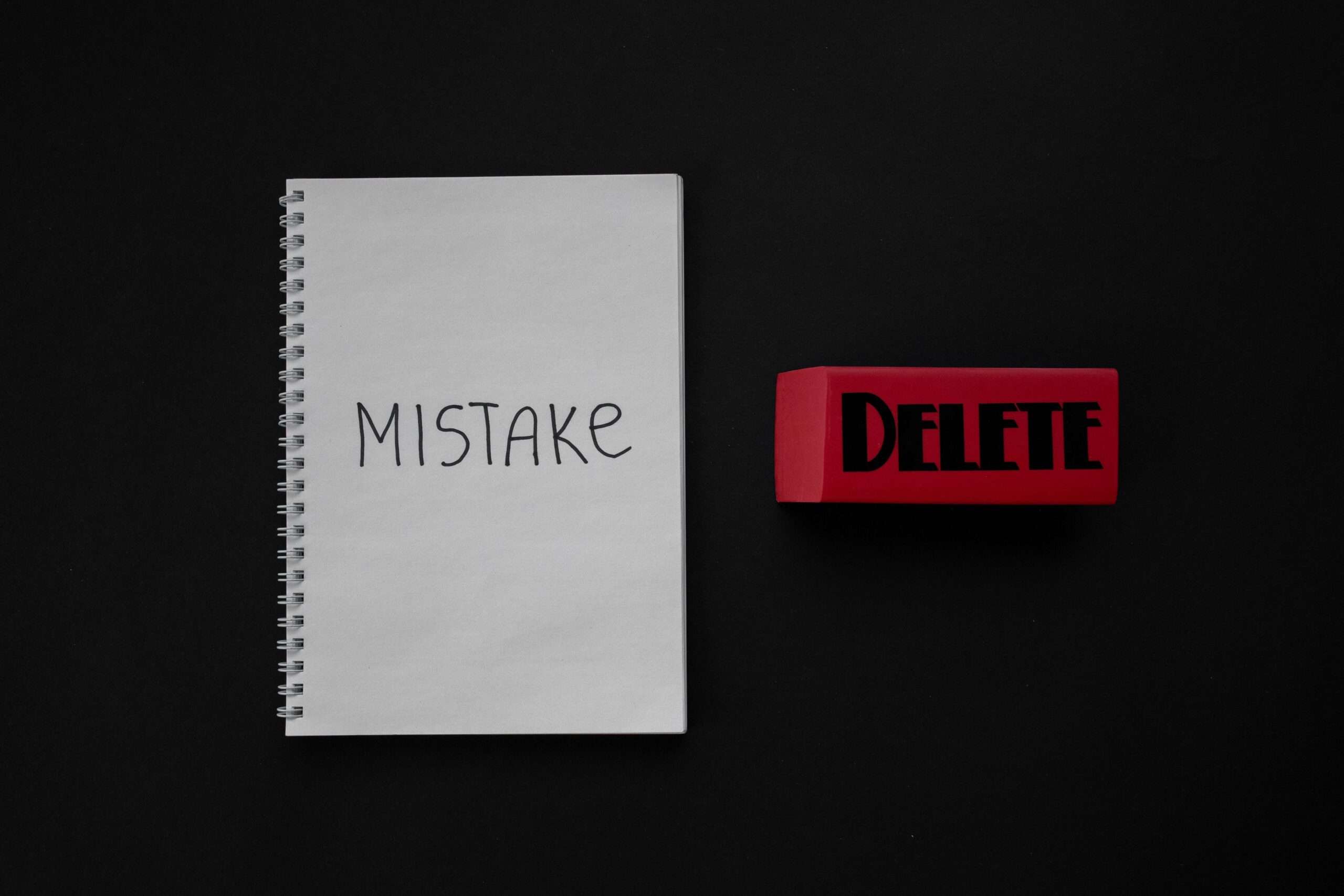 notes z napisem "MISTAKE", obok napis "delete"