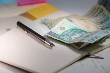 pieniądze, notes i długopis