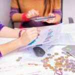 kobiety siedzące przy stole i wspólnie pracujące nad strategią finansową firmy