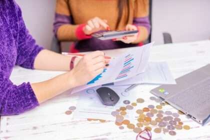 kobiety siedzące przy stole i wspólnie pracujące nad strategią finansową firmy